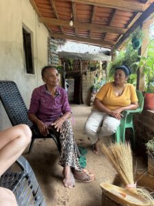 Equipe de filmagem ajustando câmeras em set profissional