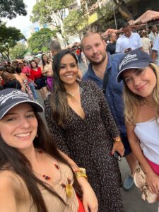 Equipe de filmagem ajustando câmeras em set profissional.